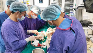 Người đàn ông gãy 'của quý' khi chơi cùng con