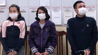 3 đối tượng 'dàn cảnh' móc túi du khách trên phố cổ Hà Nội 