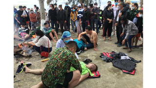 Lật ca nô chở du khách, hàng chục người rơi xuống biển Cửa Đại