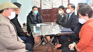 Lãnh đạo Hà Nội đến nhà động viên người thân nạn nhân vụ lật cano ở Cửa Đại