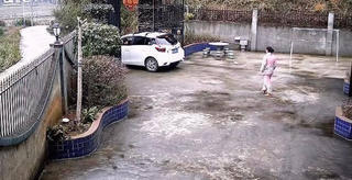 Vợ tiễn chồng đi làm xa, xem video ai cũng nghẹn ngào