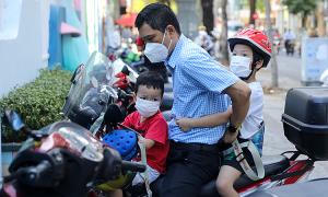 Phụ huynh ở TP HCM 'toát mồ hôi' với giấy chứng nhận âm tính