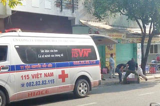 Người đàn ông rơi từ lầu cao tử vong bên đường TP HCM