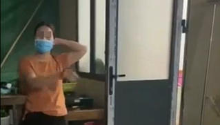 Nữ hộ sinh có thái độ thiếu chuẩn mực khi người dân đến test nhanh COVID-19