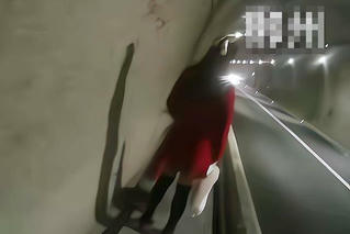 Đi chơi với bạn trai quen qua mạng, người phụ nữ 55 tuổi gặp cảnh trớ trêu