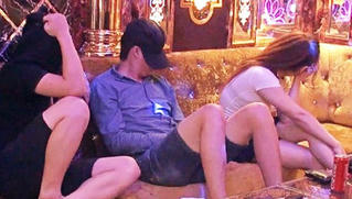 Nam thanh niên tử vong bất thường khi một mình hát cùng 2 nữ nhân viên quán karaoke