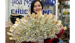 Tình tiết bất ngờ vụ bó hoa đính 100 cây vàng ngày 8/3 gây xôn xao ở Cần Thơ