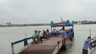 Xe tải trôi xuống sông ở Nam Định, phụ xe mất tích