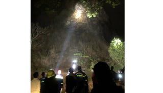 Nín thở cứu nam thanh niên đu bám vách núi cao 100m ở quê anh rể