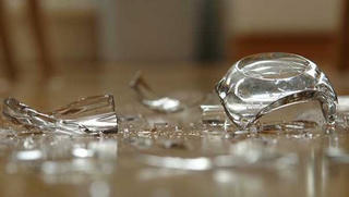 Tranh cãi về giá kit test COVID-19, thanh niên tự đâm rách đầu, em trai chém người bị thương