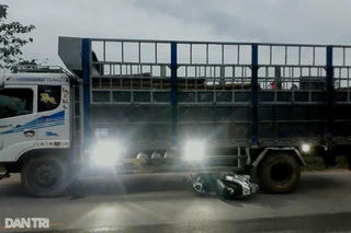 Xe máy nằm lọt thỏm dưới gầm xe tải, nữ công an tử vong thương tâm