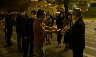 Xếp hàng từ 0h mua hồ sơ tuyển sinh vào lớp 1 tại Hà Nội