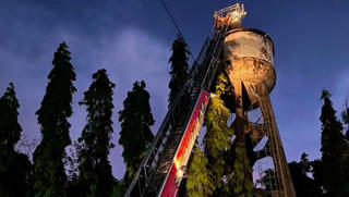 Thót tim cảnh giải cứu thai phụ mắc COVID-19 trèo lên tháp nước cao 25m