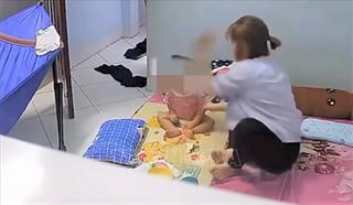 Bé 11 tháng tuổi bị bảo mẫu đánh, múc thức ăn ói ra cho ăn