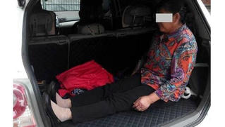 Con trai để mẹ già ngồi cốp ôtô, lý do mới thực sự gây sửng sốt