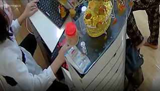 Người phụ nữ trộm ví tiền bằng chân