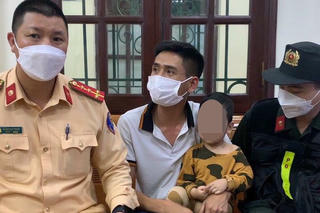 Mâu thuẫn vợ cũ, ông bố bế con trai lên cầu dọa giết con, định tự tử