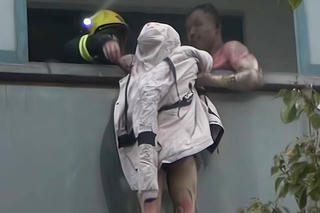 Người chồng bỏng nặng vẫn giữ chặt tay vợ ở ban công đã qua đời