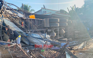 Tuột dốc, ô tô hàng chục tấn lật vào quán ăn, 8 người bị nạn