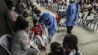 Dỡ hạn chế quá nhanh, châu Âu rơi vào làn sóng 'Omicron tàng hình'