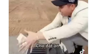 Xôn xao clip thanh niên ngồi trên ô tô rải nhiều cọc tiền xuống đất