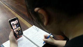 Hỗ trợ điện thoại thông minh cho hộ nghèo, cận nghèo?