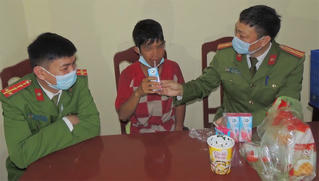 Tìm gia đình cho nam thanh niên đi lạc trong đêm