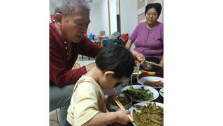 'Cuộc chiến bỉm sữa' của ông bố tuổi 70 khi vợ 65 tuổi sinh con 