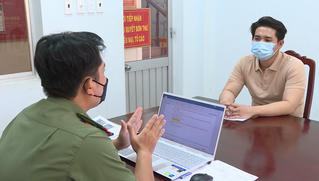 Đi ô tô rải tiền rồi tung clip phản cảm để 'câu like' bán đất