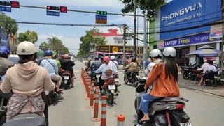 Bỏ qua đèn tín hiệu, biển báo, nhiều xe đậu sai làn trên đường quận Ninh Kiều