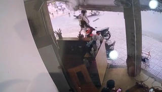 Thót tim cảnh hai cô gái đi xe máy 'bay' vào quán cà phê