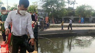 Đại úy công an lao xuống hồ sâu cứu bé 4 tuổi đuối nước
