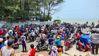 4 du khách bị sóng cuốn khi tắm biển