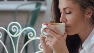 3 tác hại đáng sợ nếu bạn uống cà phê trước khi ăn sáng 