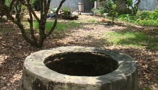 Một phụ nữ tử vong dưới giếng, dép và điện thoại để trên bờ