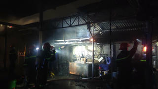 Cháy chợ phụ Hạ Long I trong đêm