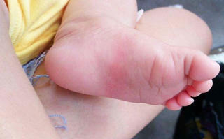 3 vị trí trên cơ thể trẻ mà bố mẹ chạm càng nhiều, con càng thông minh