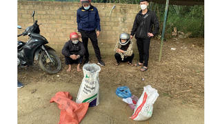 Cặp vợ chồng đi xe máy chở hàng chục kg thuốc nổ, đạn ghém và 1.500 kíp nổ