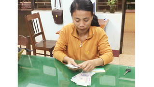 Hành động đẹp của vợ anh thợ hồ nghèo