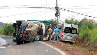  Xe đầu kéo nghi mất phanh tuột dốc va xe du lịch, 7 người bị thương 
