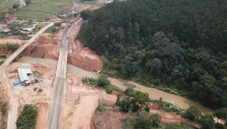 Nhiều người hốt hoảng bỏ chạy vì rung lắc động đất giữa trưa ở Kon Tum