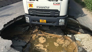 Xe tải sụp hố ‘tử thần’ gần cầu Phú Mỹ, TP HCM