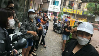 Nhân chứng bất lực chứng kiến cảnh cháy ở tập thể Kim Liên khiến 5 người chết