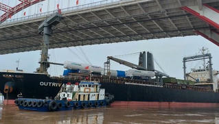 Tàu biển 'khủng' trôi tự do bất ngờ mắc kẹt gầm cầu hiện đại nhất Hải Phòng