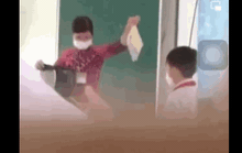 Bức xúc cảnh cô giáo thả vở học sinh rơi tự do, thầy tát trò