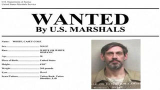 Nghi phạm giết người nguy hiểm trốn khỏi nhà tù cùng nữ quản giáo