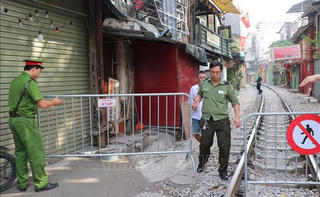 Xử lý nghiêm việc bán hàng và chụp ảnh trên 'phố đường tàu' Hà Nội