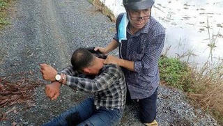 Bị đạp gãy chân kéo lê trên đường, trinh sát nén đau bắt bằng được tội phạm truy nã