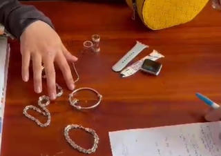 Người phụ nữ nhờ công an tìm túi vàng đánh rơi