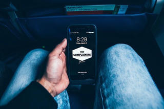 Rơi điện thoại vào khe hở ghế máy bay nguy hiểm thế nào?